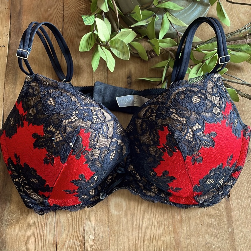 Gorgeous 38C Victoria Secret push up Bra with underwire and padding